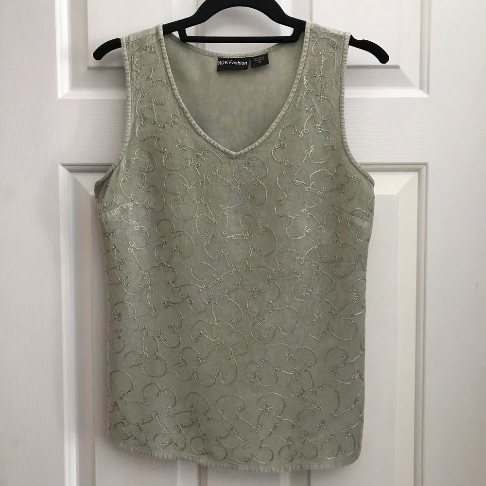 NDK FASHION Embroidered Sleeveless Top Celery Sz M
